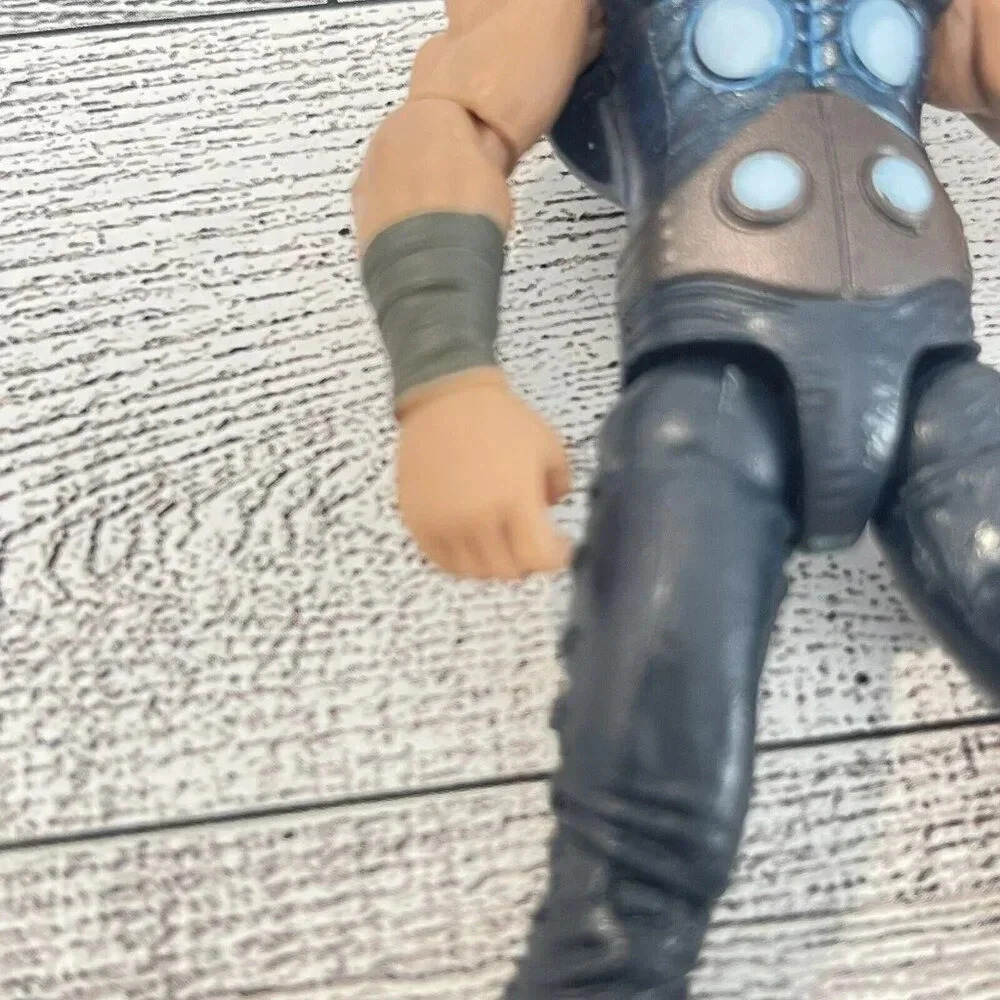 Marvel Universe Ultimate Thor Action Figure 3.75" - Picture 5 of 7